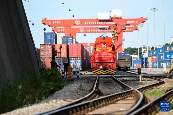 6月26日，“韓國-連云港-中亞”國際多式聯(lián)運班列從中哈連云港物流合作基地出發(fā)，駛往哈薩克斯坦、烏茲別克斯坦。班列運載的55個大柜此前于6月13日從韓國境內(nèi)發(fā)出，經(jīng)釜山港海運抵達連云港后轉(zhuǎn)由鐵路運輸。新華社記者 季春鵬 攝