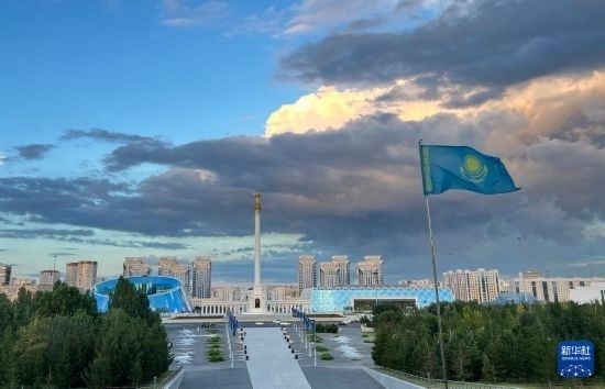 這是7月2日拍攝的哈薩克斯坦首都阿斯塔納獨立廣場。新華社記者 岳月偉 攝