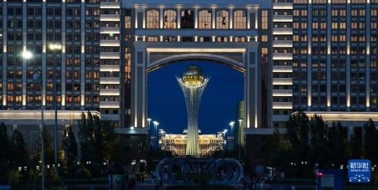 這是7月1日在哈薩克斯坦首都阿斯塔納透過(guò)一座建筑拍攝的巴伊杰列克觀景塔。新華社記者 王建華 攝