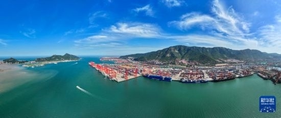 6月26日，貨輪停靠在連云港港集裝箱碼頭（無人機照片）。新華社記者 季春鵬 攝