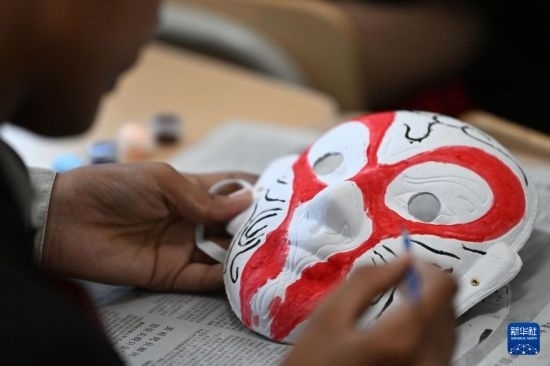 7月3日，外國(guó)學(xué)生在繪制京劇臉譜。新華社記者 李然 攝