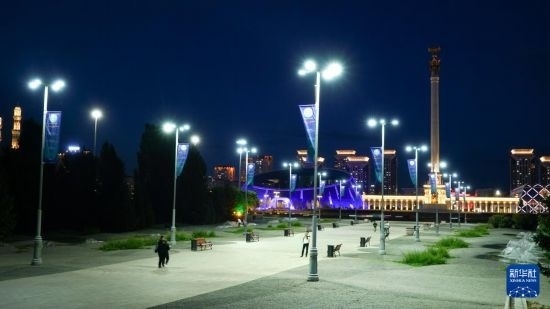 這是7月2日在哈薩克斯坦首都阿斯塔納拍攝的獨(dú)立廣場(chǎng)上的紀(jì)念柱（右后）。新華社記者 王建華 攝