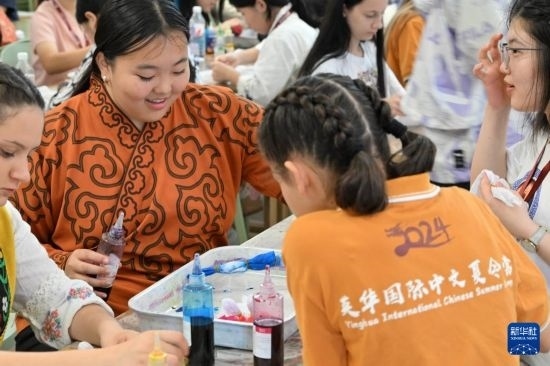 7月3日，外國(guó)學(xué)生在了解中國(guó)的染布技術(shù)。新華社記者 李然 攝