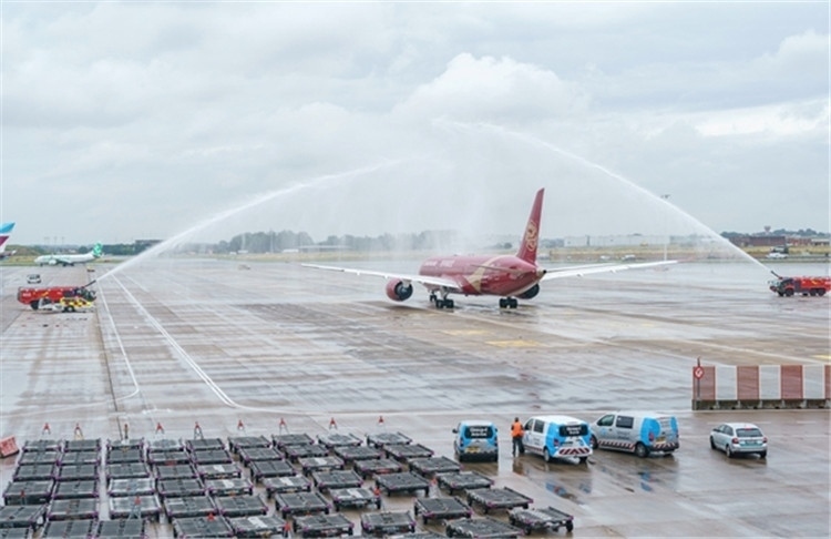 圖為布魯塞爾-上海返程航班出發(fā)前，布魯塞爾機(jī)場方面為返程航班舉行水門儀式。吉祥航空供圖