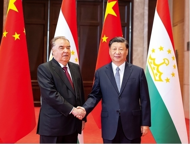 2023年5月，國家主席習近平在西安同來華出席中國—中亞峰會并進行國事訪問的塔吉克斯坦總統(tǒng)拉赫蒙會談。新華社記者 丁海濤 攝