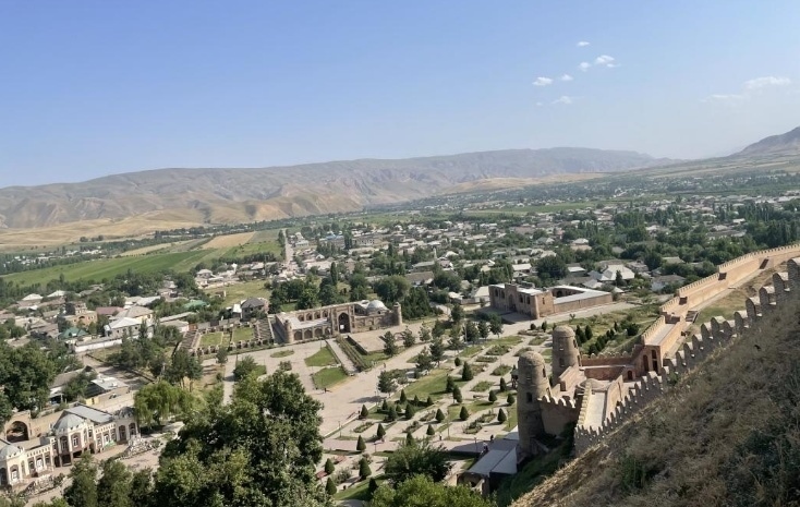 位于塔吉克斯坦杜尚別西北的吉薩爾古城，有著3000多年歷史。有研究認為，張騫出使大宛回程途中曾經(jīng)過此地。圖為從吉薩爾古城城墻俯瞰城門與市鎮(zhèn)。本報記者 曲頌 攝