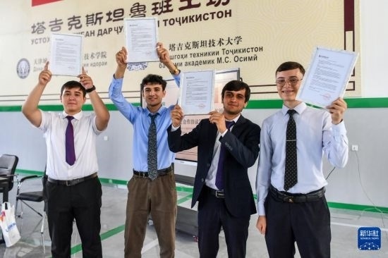 7月3日，在塔吉克斯坦首都杜尚別，魯班工坊赴華留學生展示錄取通知書。新華社記者 曹陽 攝