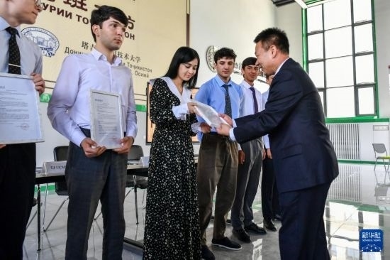 7月3日，在塔吉克斯坦首都杜尚別，天津城市建設管理職業(yè)技術學院的負責人為魯班工坊赴華留學生頒發(fā)錄取通知書。新華社記者 曹陽 攝