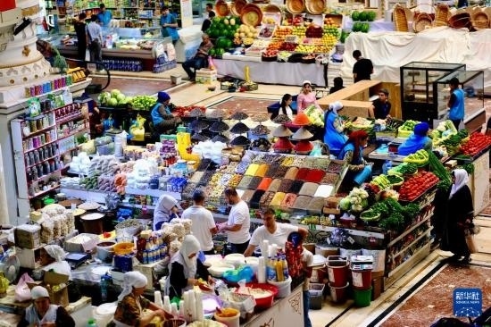 這是6月13日在塔吉克斯坦首都杜尚別拍攝的大巴扎內(nèi)景。新華社記者 鄭開君 攝