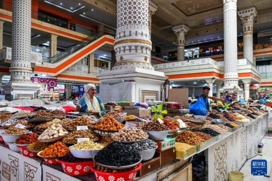 這是6月27日在塔吉克斯坦首都杜尚別拍攝的大巴扎內(nèi)景。新華社記者 曹陽 攝