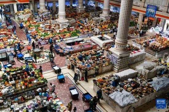 這是6月27日在塔吉克斯坦首都杜尚別拍攝的大巴扎內(nèi)景。新華社記者 曹陽 攝