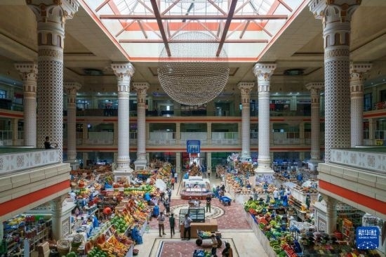 這是7月1日在塔吉克斯坦首都杜尚別拍攝的大巴扎內(nèi)景。新華社記者 周荻瀟 攝