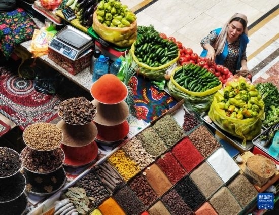 這是7月3日在塔吉克斯坦首都杜尚別拍攝的大巴扎內(nèi)景。新華社記者 燕雁 攝