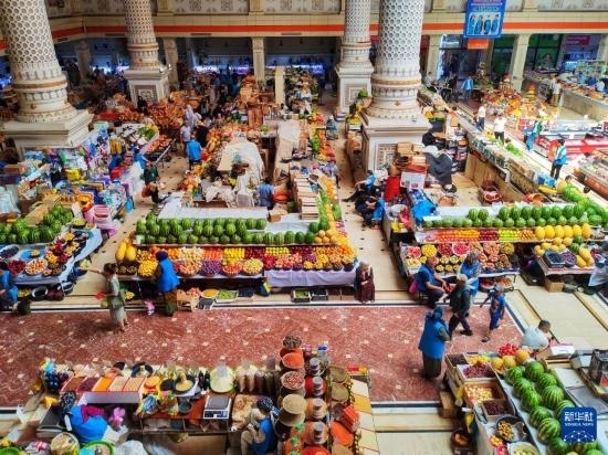 這是7月3日在塔吉克斯坦首都杜尚別拍攝的大巴扎內(nèi)景。新華社記者 燕雁 攝