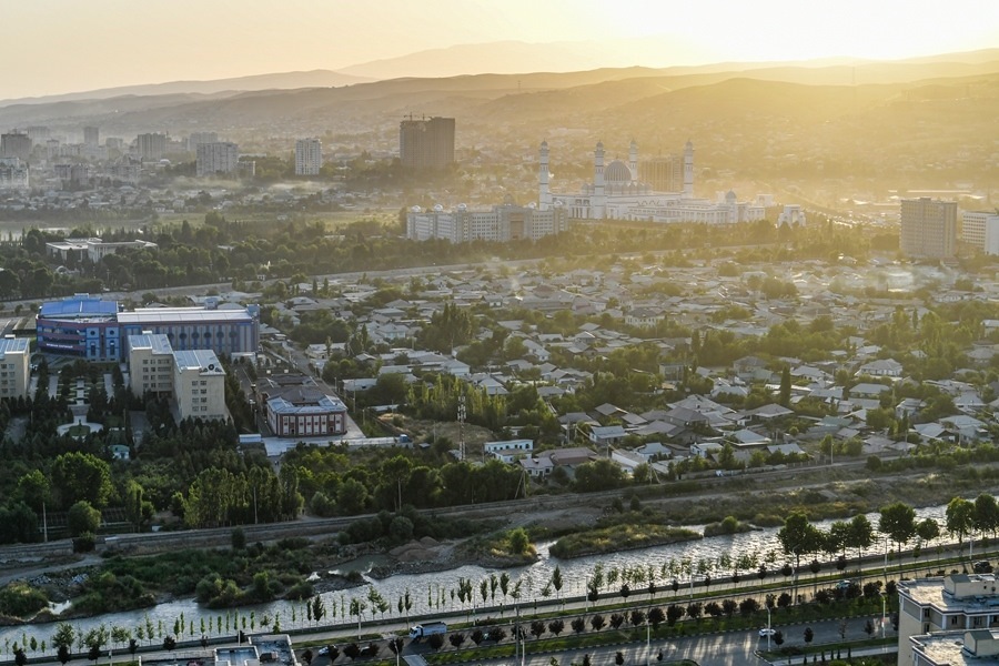 這是2024年6月26日拍攝的塔吉克斯坦首都杜尚別城市風(fēng)光。新華社記者 曹陽 攝