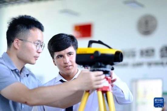 6月14日，在塔吉克斯坦首都杜尚別的魯班工坊，來自天津城市建設管理職業(yè)技術學院的老師（左）指導學生。新華社記者 鄭開君 攝