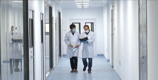 中國科學院贛江創(chuàng)新研究院科研人員在交流。（贛州市贛縣區(qū)融媒體中心供圖）