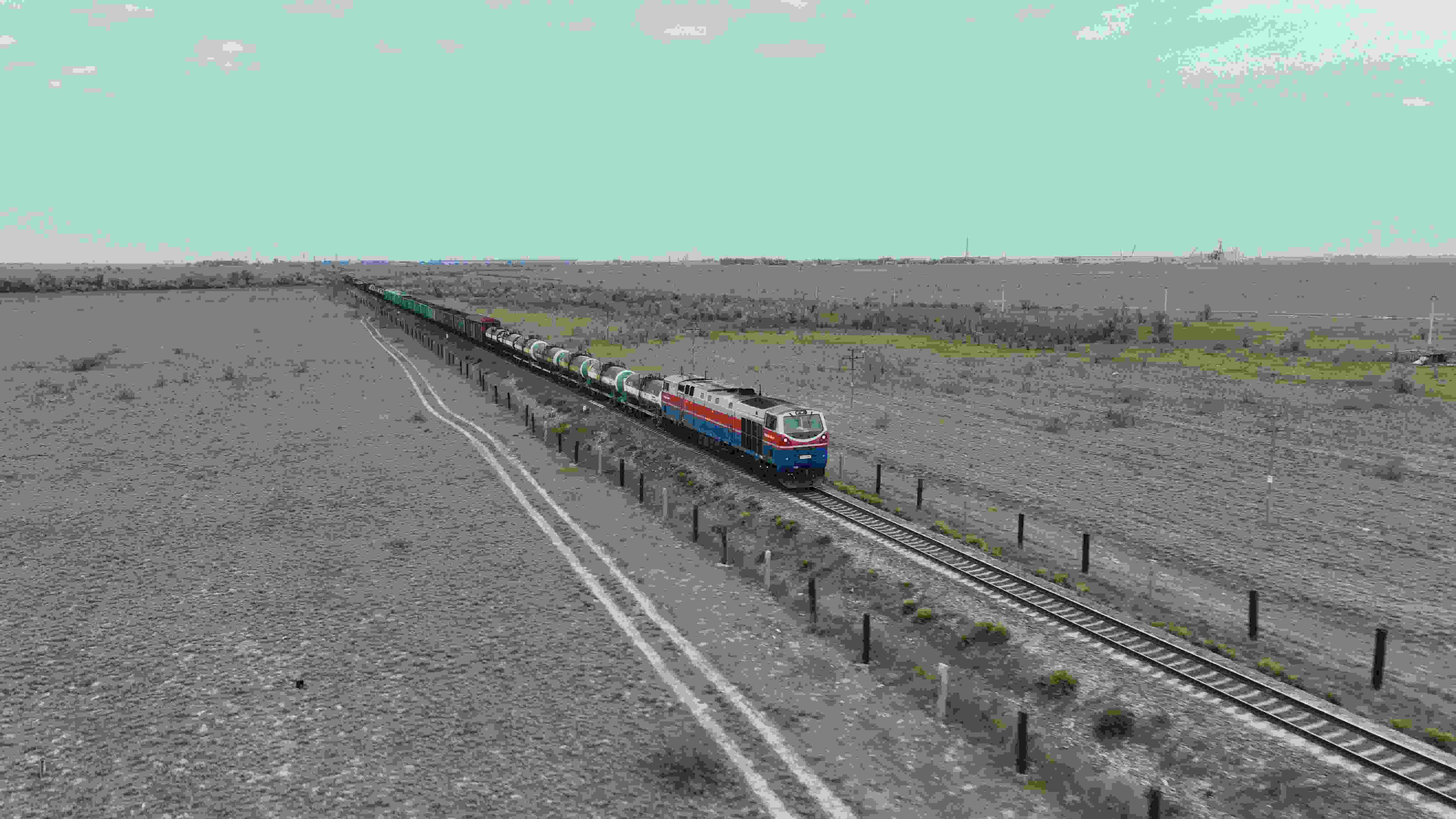 △ 2023年5月12日，在哈薩克斯坦阿拉木圖附近，貨運(yùn)列車馳騁于阿拉木圖與中國(guó)霍爾果斯間（無(wú)人機(jī)照片）。