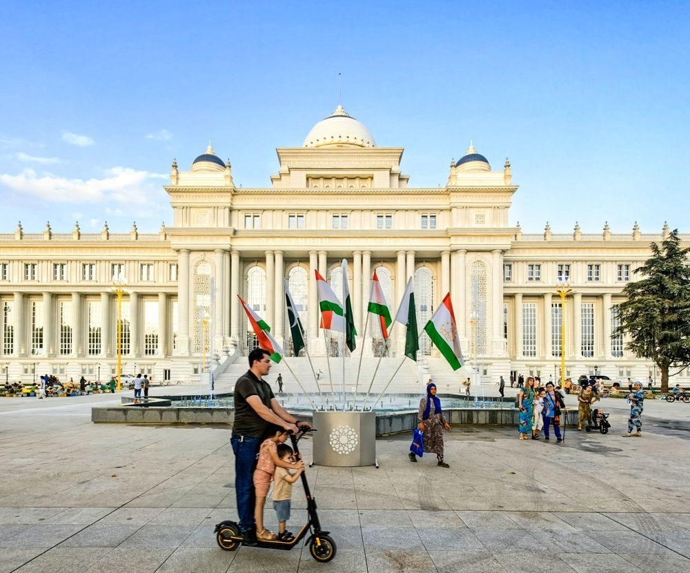 2024年7月1日，人們在塔吉克斯坦議會大樓前的廣場上休閑。