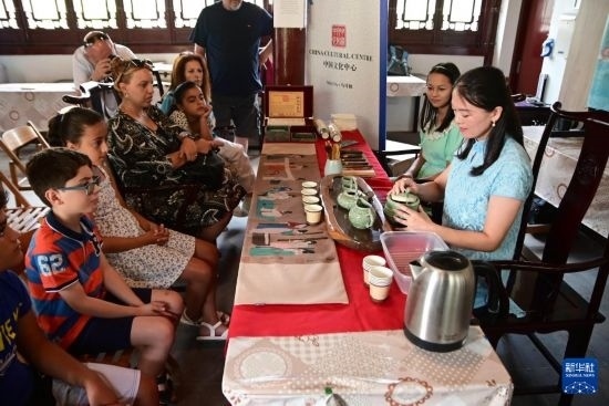 7月4日，在馬耳他桑塔露琪亞市的中國古典園林“靜園”，人們欣賞中國茶藝表演。新華社發(fā)（喬納森·博格 攝）