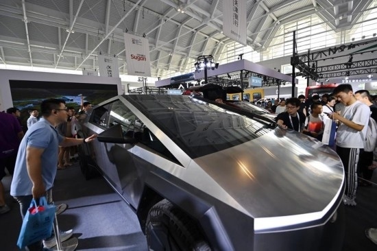在天津舉行的2024世界智能產(chǎn)業(yè)博覽會上，觀眾在特斯拉展臺參觀（6月22日攝）。新華社記者 李然 攝