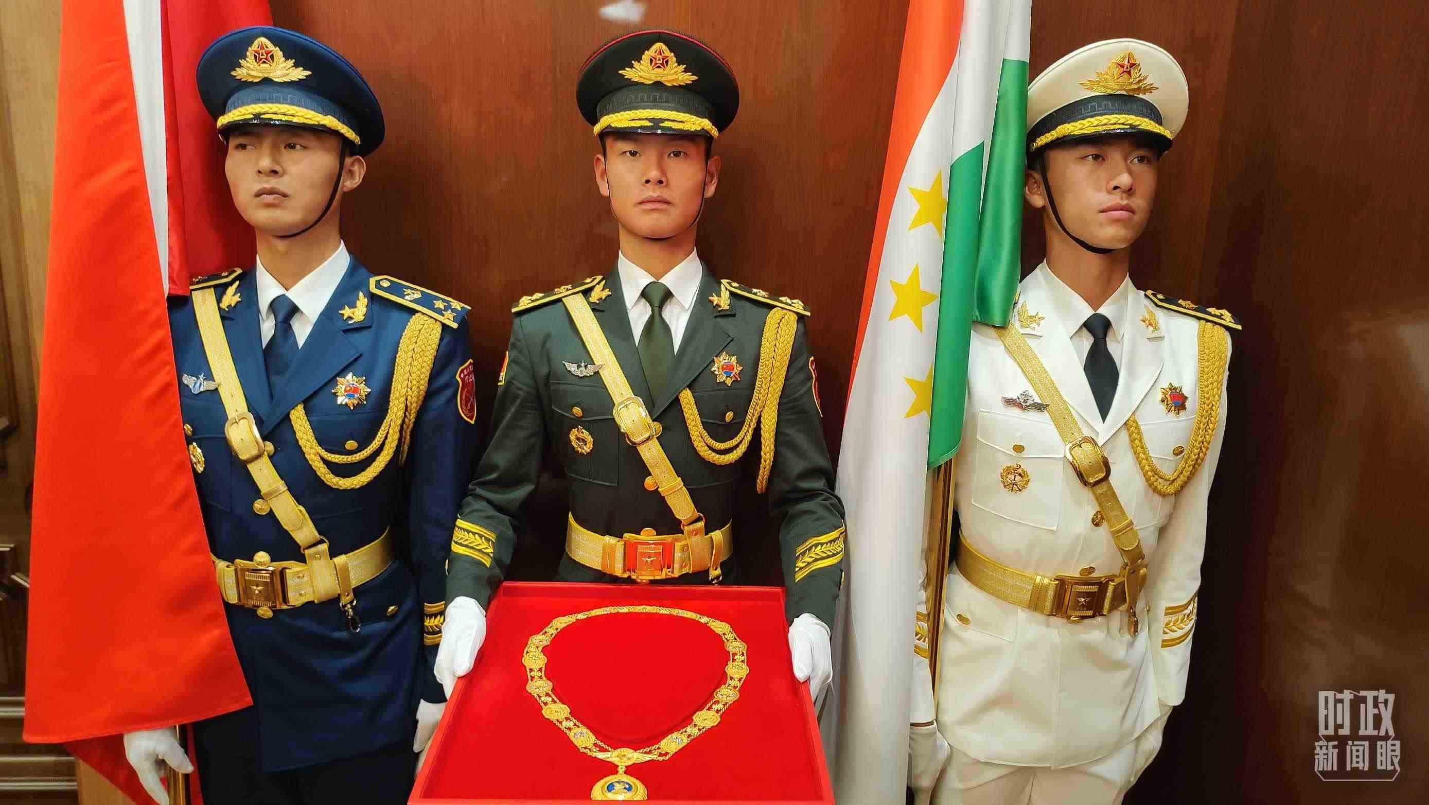 △中方儀仗兵護(hù)送“友誼勛章”入場(chǎng)。（總臺(tái)央視記者薛冠南拍攝）