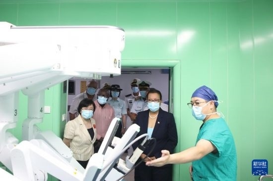 7月5日，塞舌爾衛(wèi)生部長(zhǎng)維多在中國(guó)海軍“和平方舟”號(hào)醫(yī)院船上參觀。新華社發(fā)（劉志磊 攝）