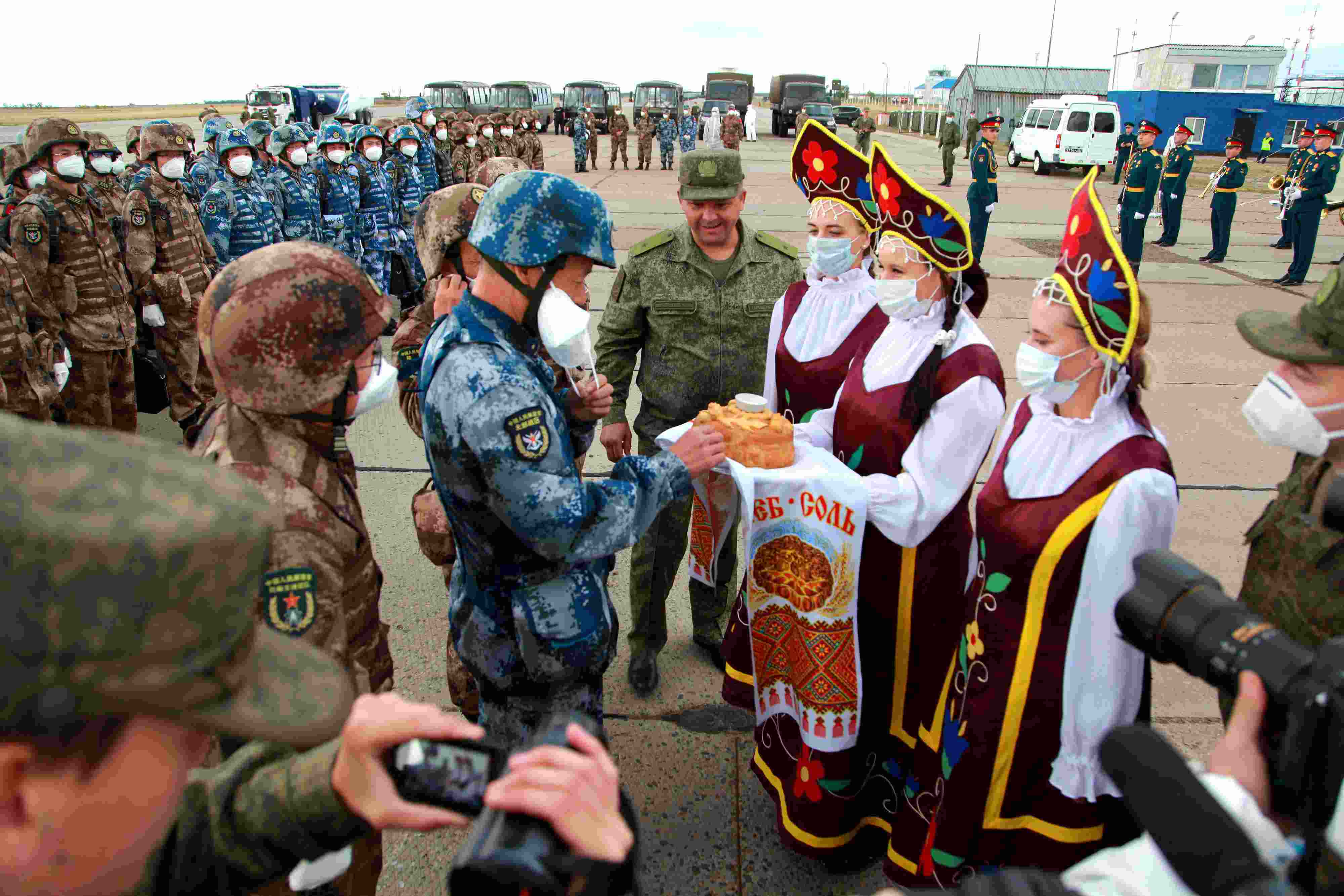 當(dāng)?shù)貢r間2021年9月10日，跨境參加“和平使命-2021”上海合作組織成員國聯(lián)合反恐軍演的中方部隊導(dǎo)演部抵達俄羅斯奧倫堡“東古茲”靶場演習(xí)地域。圖為俄方人員為中方人員舉行歡迎儀式。