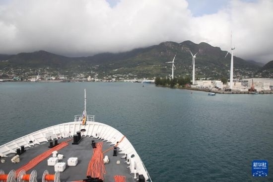 7月5日，中國(guó)海軍“和平方舟”號(hào)醫(yī)院船抵達(dá)塞舌爾維多利亞新港碼頭。新華社發(fā)（劉志磊 攝）