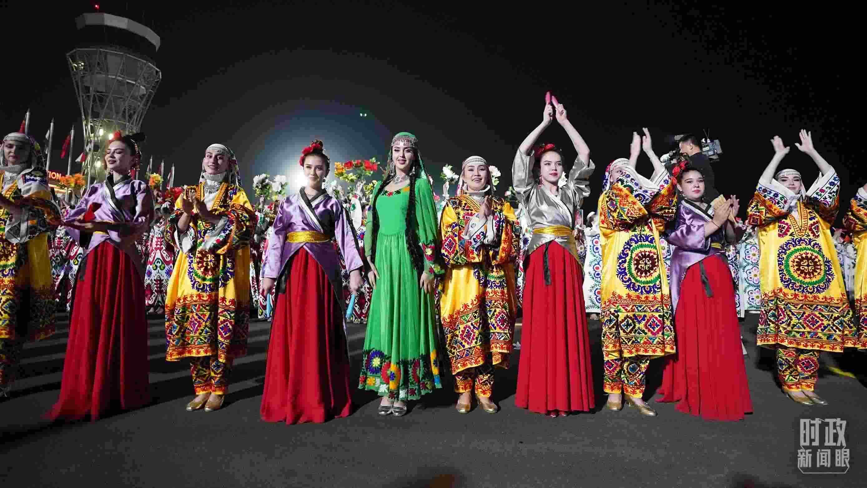 △迎賓儀式上身著民族盛裝的塔吉克斯坦青年。（總臺(tái)記者李晉拍攝）