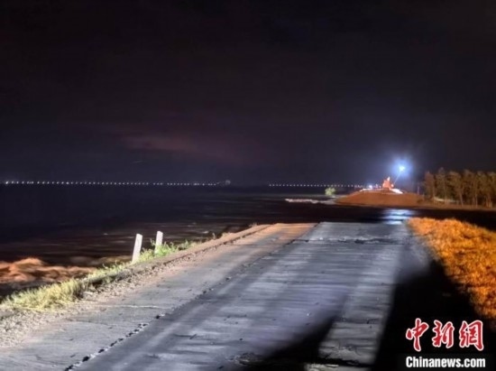  7月6日凌晨，湖南岳陽(yáng)華容縣團(tuán)洲垸洞庭湖一線堤防決口現(xiàn)場(chǎng)。中新社記者 白祖偕 攝