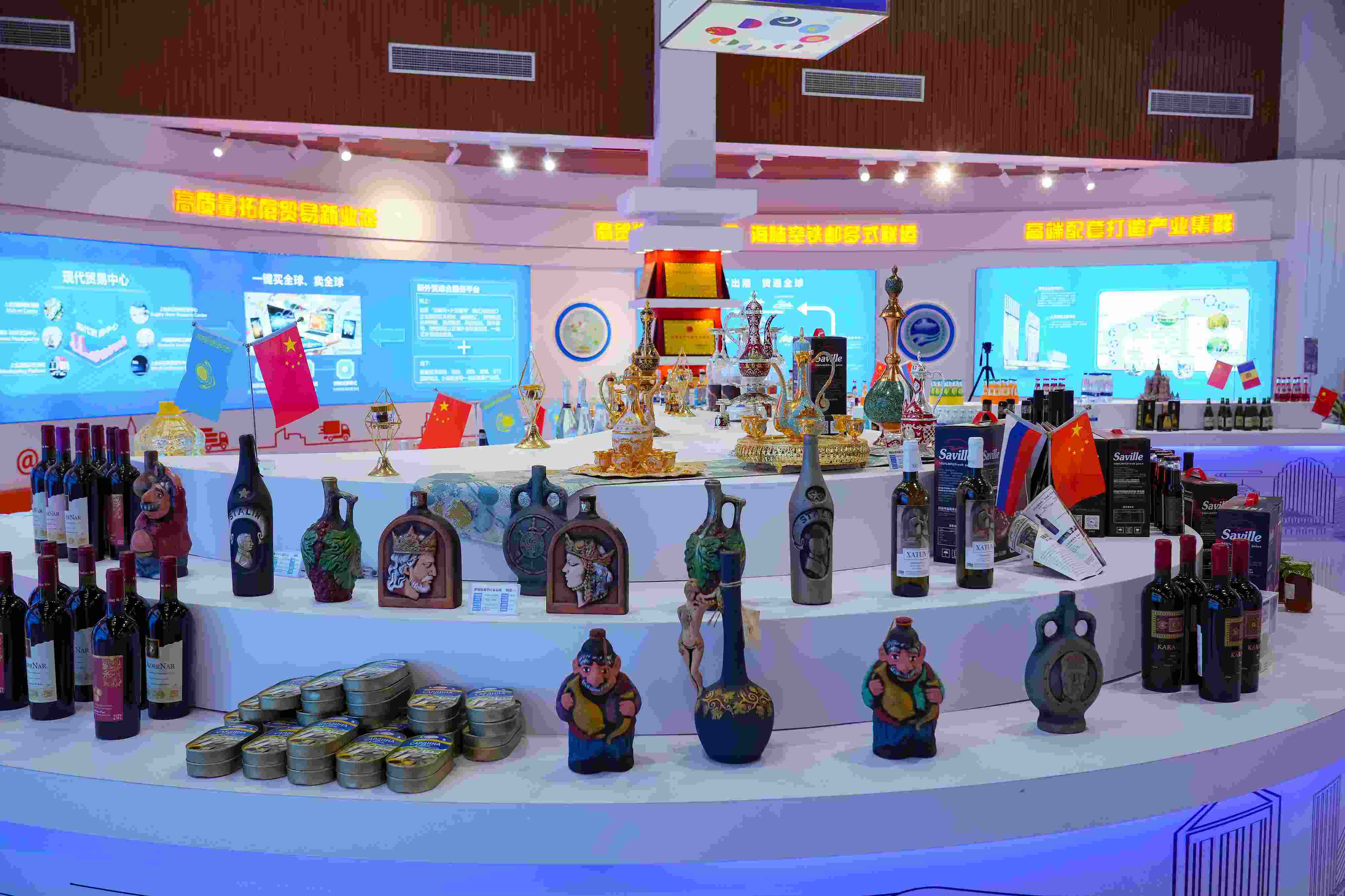 2022年10月19日，青島，上合示范區(qū)展出的上合組織國家特色商品。