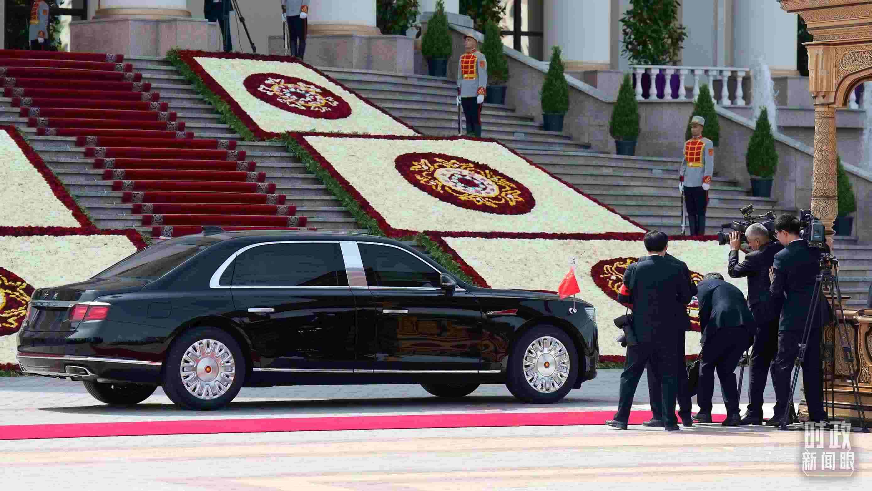 △習(xí)主席乘坐的紅旗車抵達(dá)塔總統(tǒng)府。（總臺(tái)記者李晉拍攝）