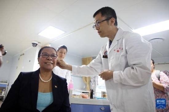 7月5日，塞舌爾衛(wèi)生部長(zhǎng)維多在中國(guó)海軍“和平方舟”號(hào)醫(yī)院船上體驗(yàn)中醫(yī)。新華社發(fā)（劉志磊 攝）