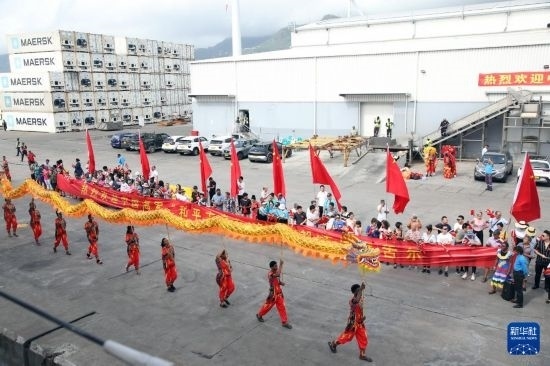 這是7月5日在塞舌爾維多利亞新港碼頭拍攝的歡迎儀式。新華社發(fā)（劉志磊 攝）