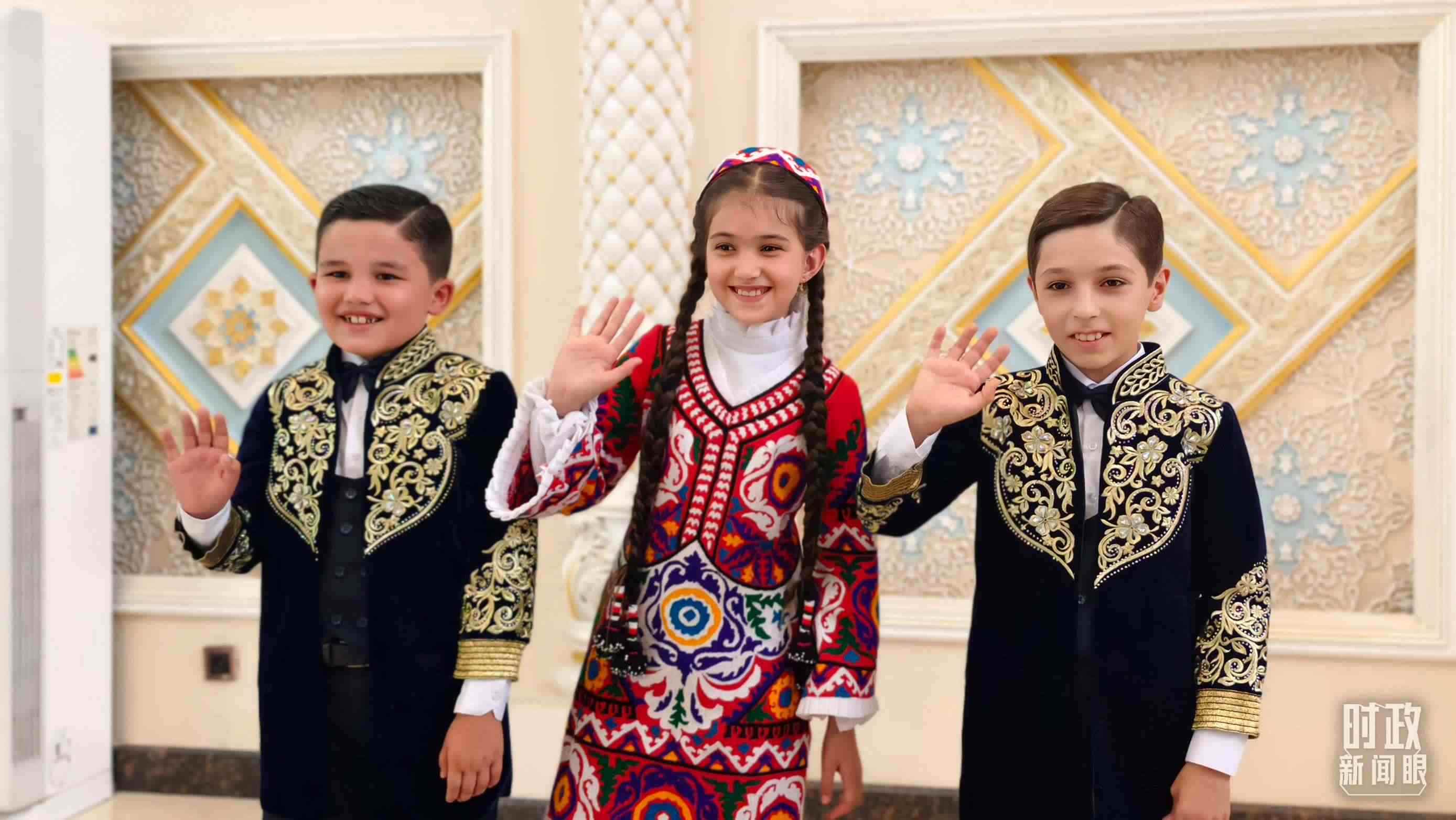 △在機(jī)場(chǎng)迎接習(xí)主席的塔吉克斯坦少年。（總臺(tái)央視記者韓銳拍攝）