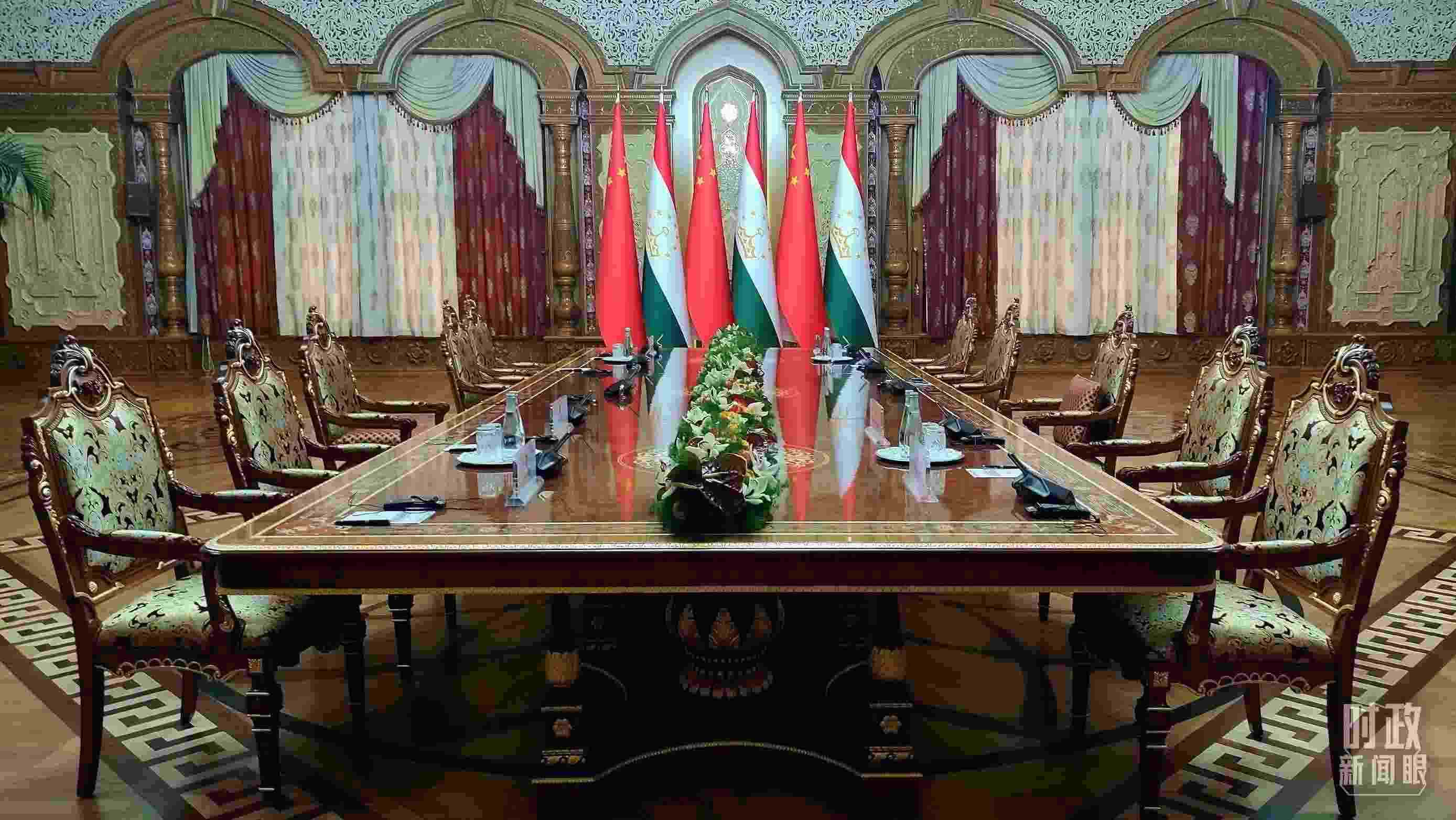 △中塔元首小范圍會(huì)談開(kāi)始前。（總臺(tái)央視記者薛冠南拍攝）