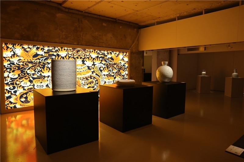 《新生萬(wàn)物-中國(guó)非遺與當(dāng)代設(shè)計(jì)展》展廳。陽(yáng)光媒體集團(tuán)供圖