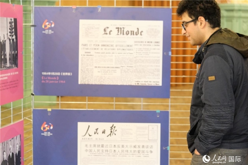 蒙達(dá)爾紀(jì)市民駐足“中法建交六十周年”圖片展。人民網(wǎng)記者 于超凡攝
