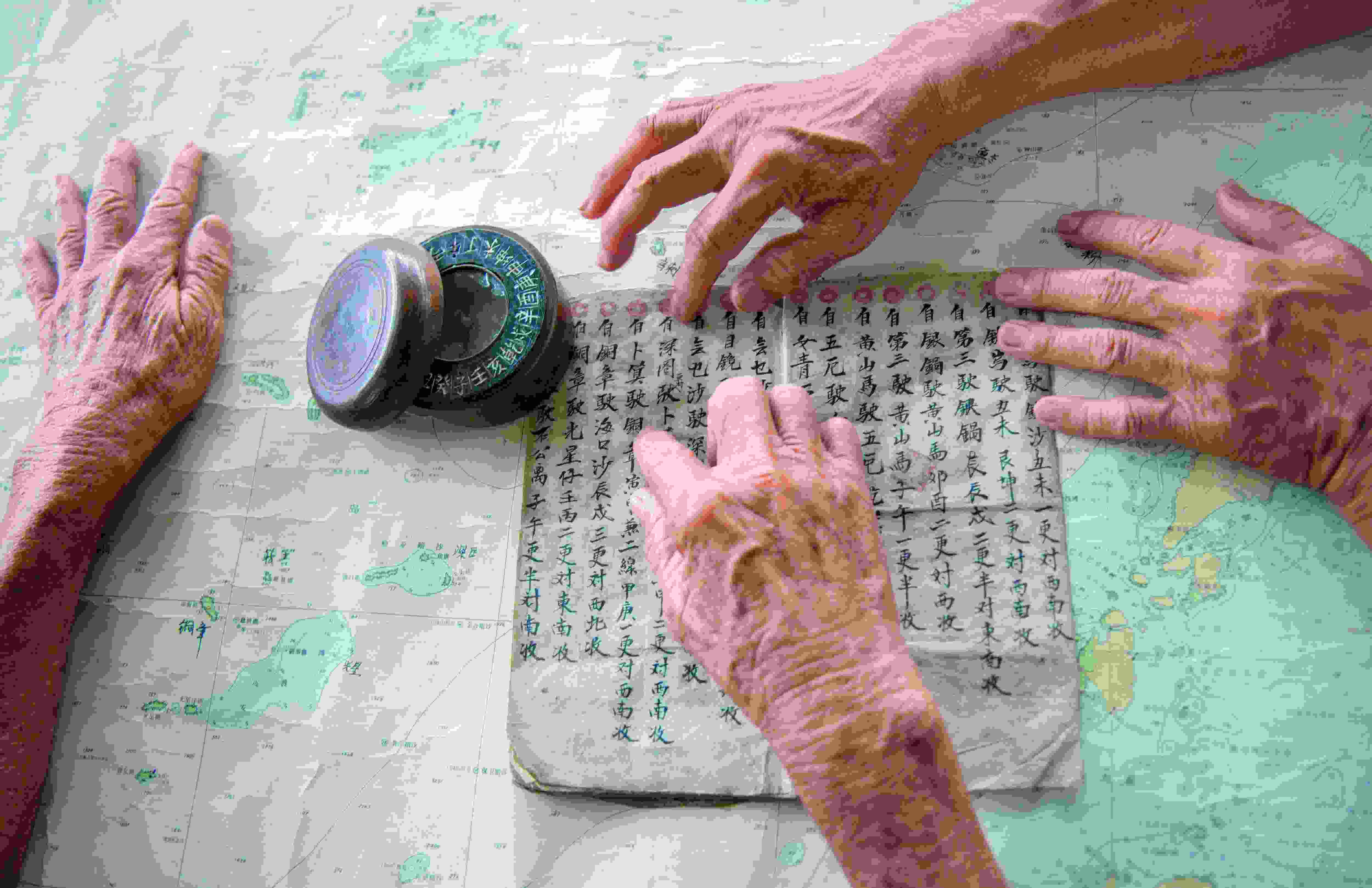 《更路簿》是中國(guó)海南漁民用方言撰寫的航海手冊(cè)，記錄了南海海域的100多處地名和重要的海洋資訊。其最早出現(xiàn)在元代，盛行于明末、清代和民國(guó)時(shí)期。