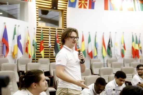 7月8日，美國(guó)中田納西州立大學(xué)大一學(xué)生雅克布·揚(yáng)在共譜華美和音交流營(yíng)上分享。新華社發(fā)