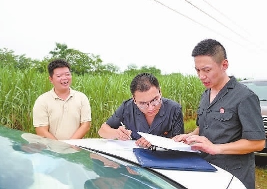 圖③：清塘后，執(zhí)行干警與某農(nóng)場負(fù)責(zé)人確認(rèn)魚塘交付情況。