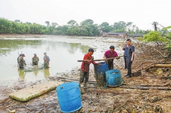 圖②：執(zhí)行干警督促凌某捕魚清塘。