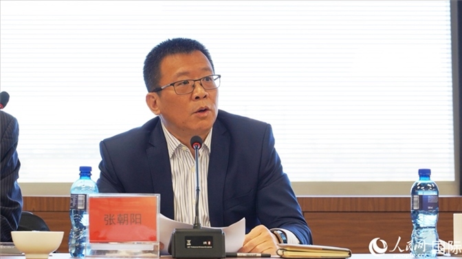 張朝陽(yáng)代會(huì)長(zhǎng)做協(xié)會(huì)上半年工作匯報(bào)。人民網(wǎng) 劉暢攝