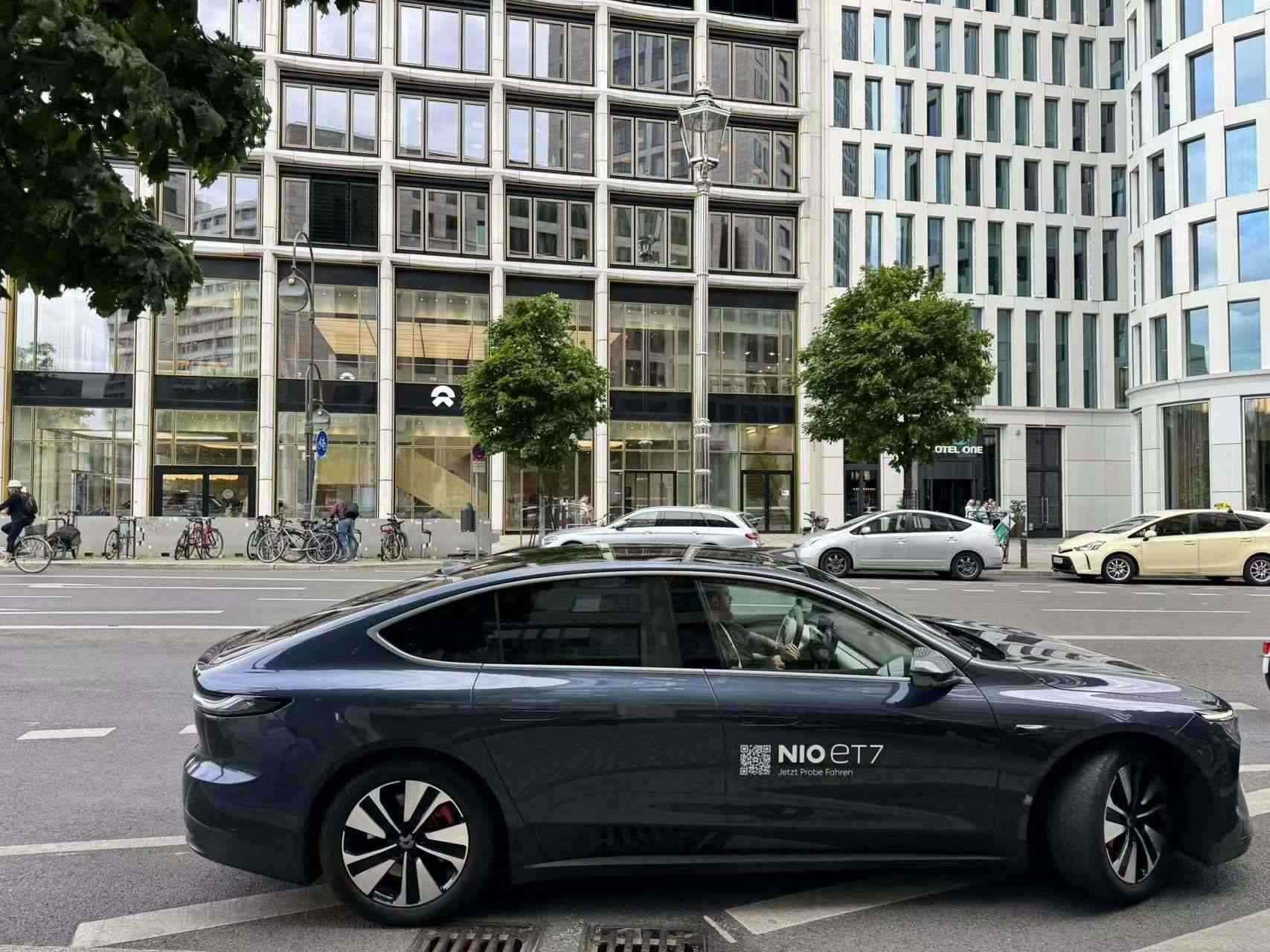 消費(fèi)者在蔚來(lái)柏林智能駕駛中心前試駕電動(dòng)汽車(chē)。 人民網(wǎng)記者 李強(qiáng)攝