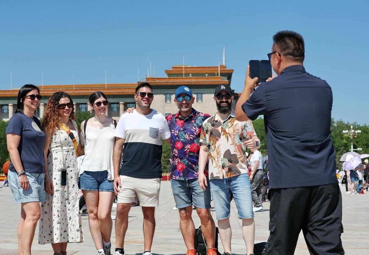 入境游持續(xù)升溫，眾多外國游客游覽天安門廣場。（圖片來源：視覺中國）