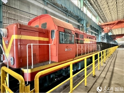 運輸通鋼產(chǎn)品的火車。人民網(wǎng) 謝瑩攝
