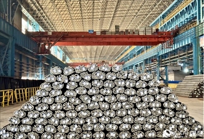 廠房內(nèi)待運輸?shù)耐ㄤ摦a(chǎn)品。人民網(wǎng) 謝瑩攝