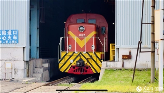 通鋼產(chǎn)品通過鐵路運輸出場。人民網(wǎng) 謝瑩攝