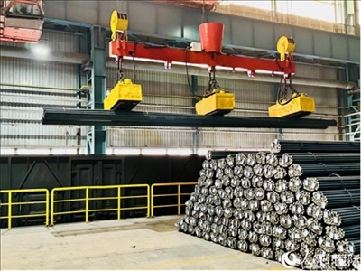 通鋼產(chǎn)品正在裝車。人民網(wǎng) 謝瑩攝